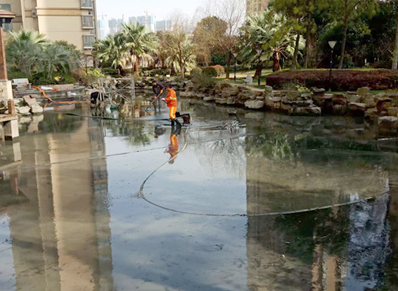 天桥景观池淤泥清理