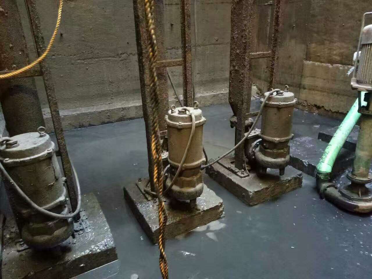 天桥污水池清理