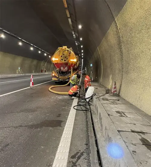 天桥隧道排水渠清淤